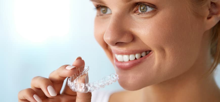 Dientes torcidos en adultos: soluciones discretas